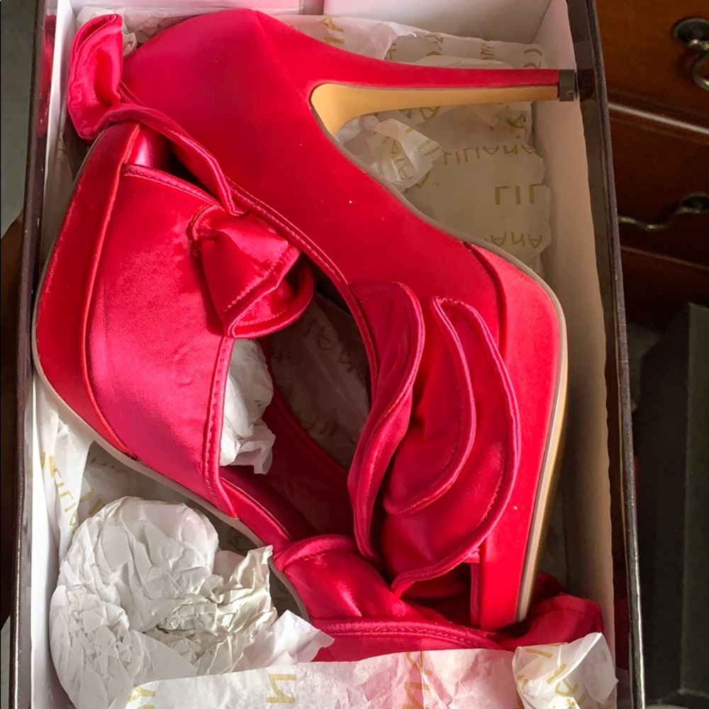 WOMANS HEELS SIZE 10